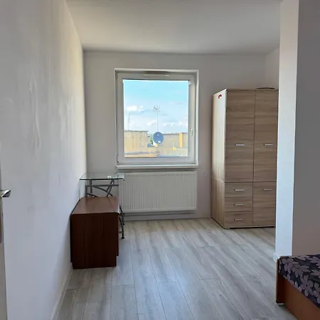 3 Rooms, 5 Beds, 7 People Wrocław